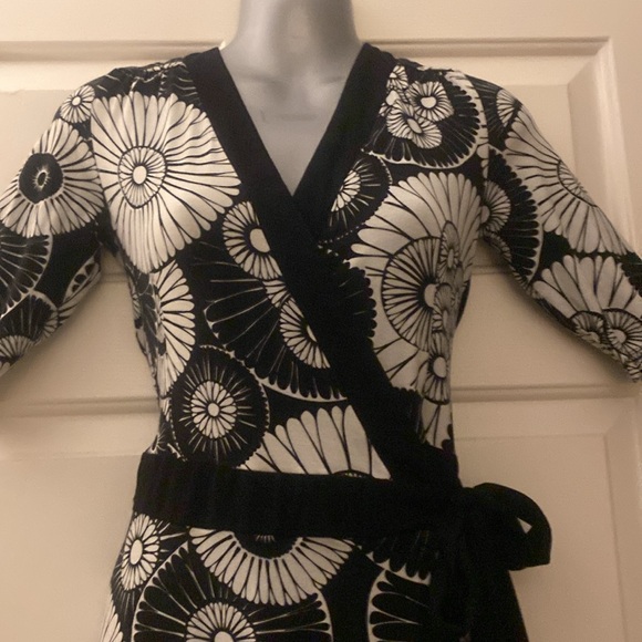 Black and white floral wrap dress - Picture 2 of 8